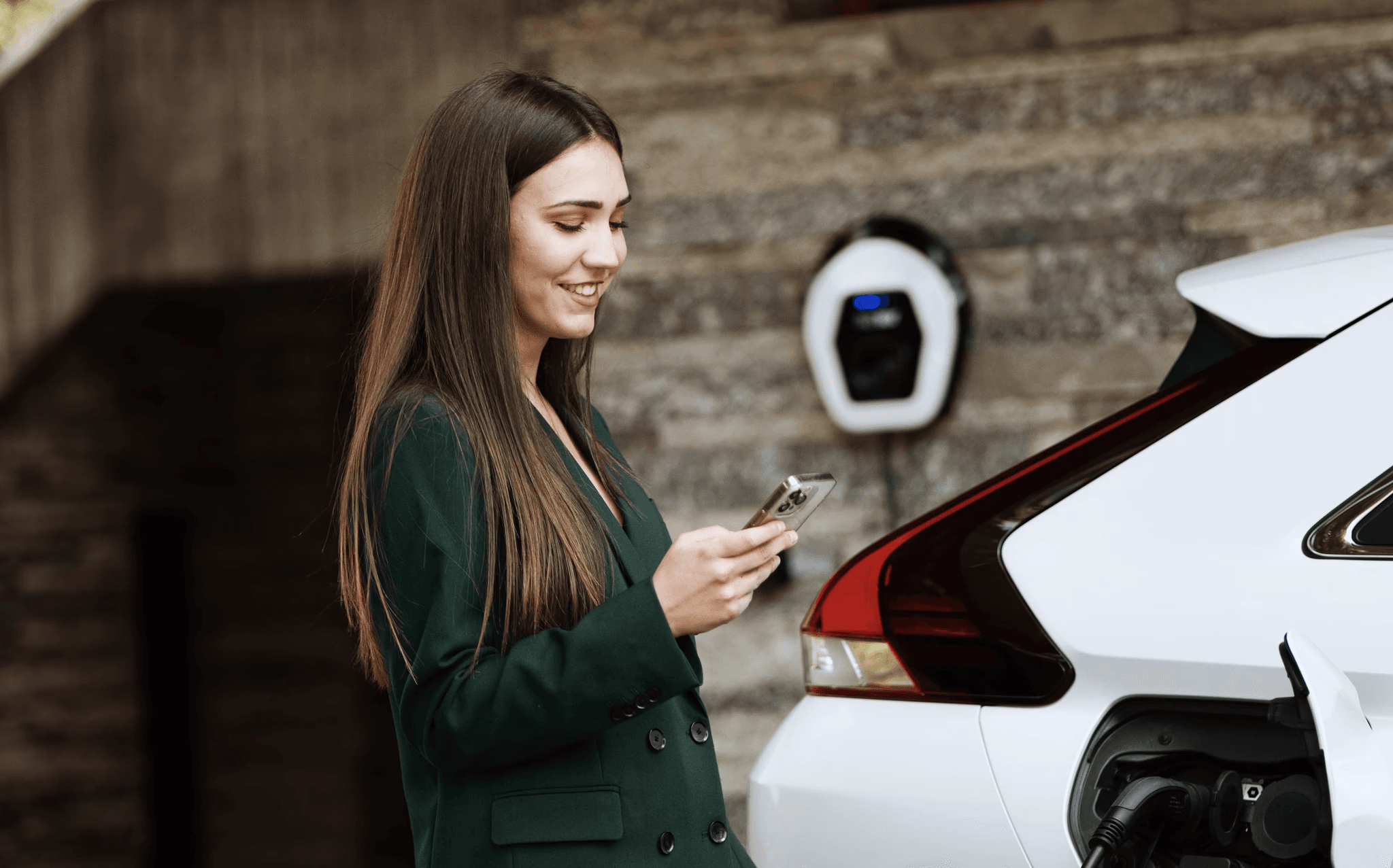 Donna con auto elettrica noleggio a lungo termine Horizon