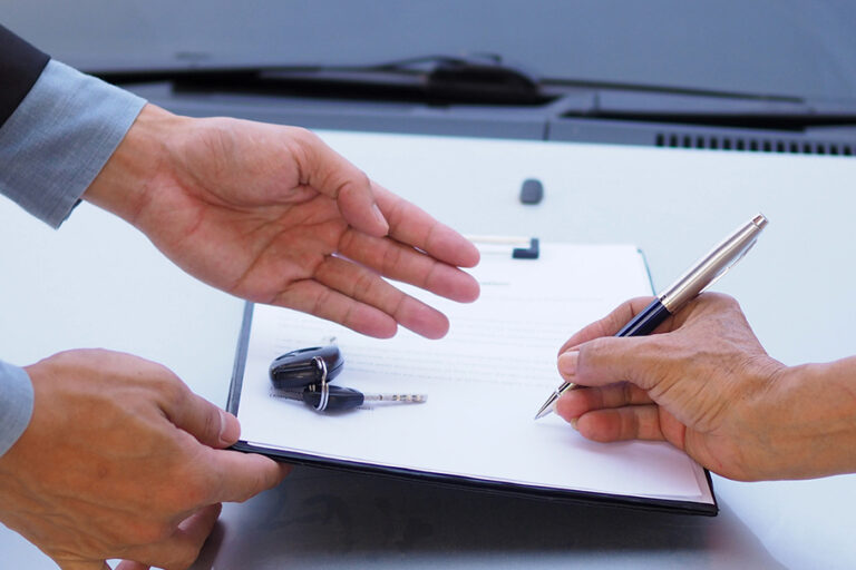 Firma del contratto per permuta auto usata con noleggio a lungo termine