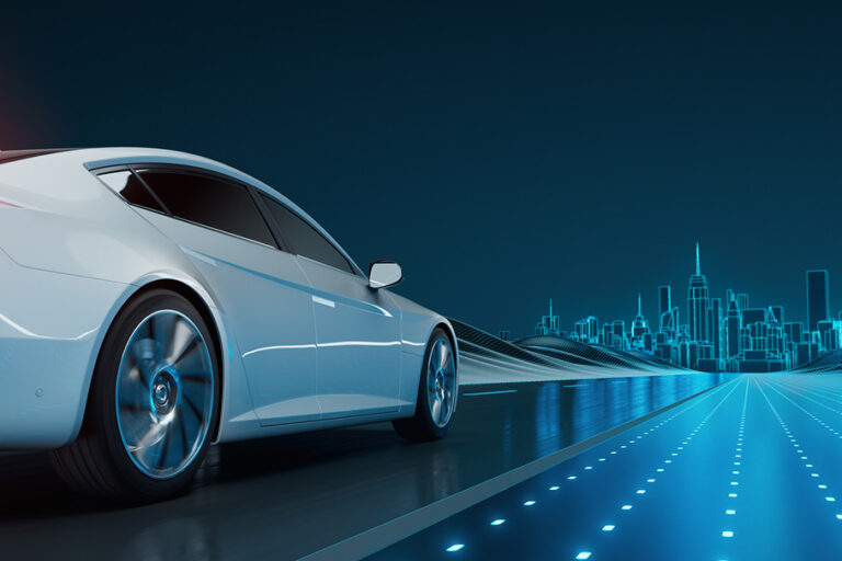Auto elettrica che viaggia con batteria carica