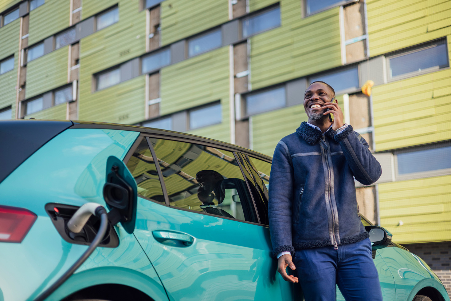 Auto elettrica ferma per ricarica alla batteria