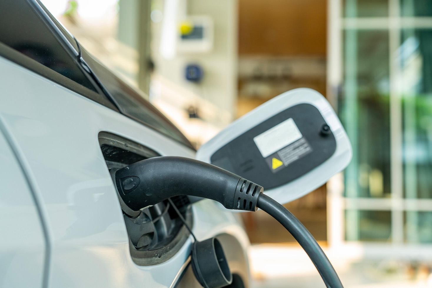 Auto elettrica in ricarica alla colonnina