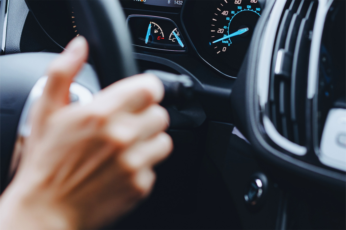 Persona alla guida di una auto elettrica o plugin