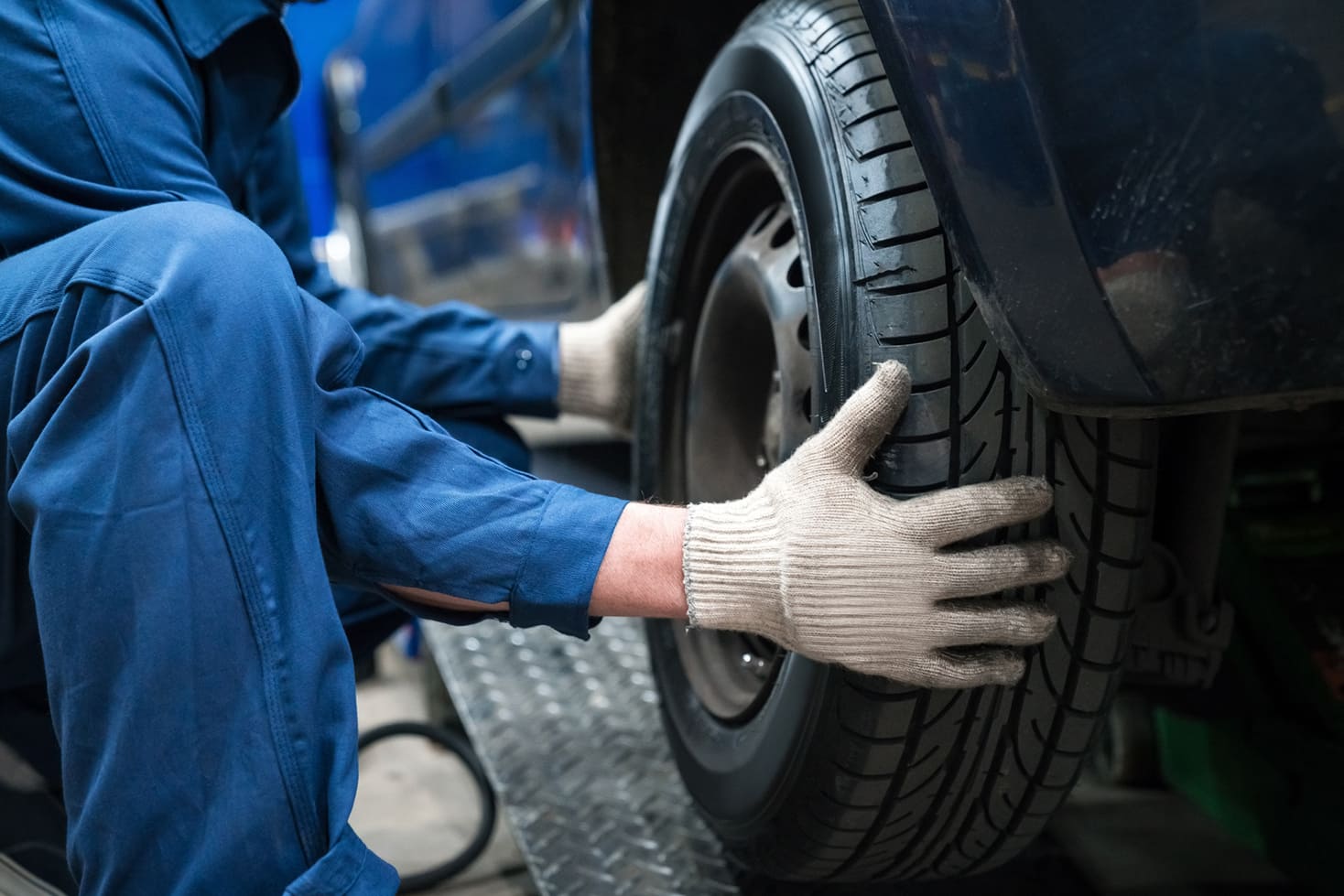 Meccanico cambia gomme auto a noleggio a lungo termine